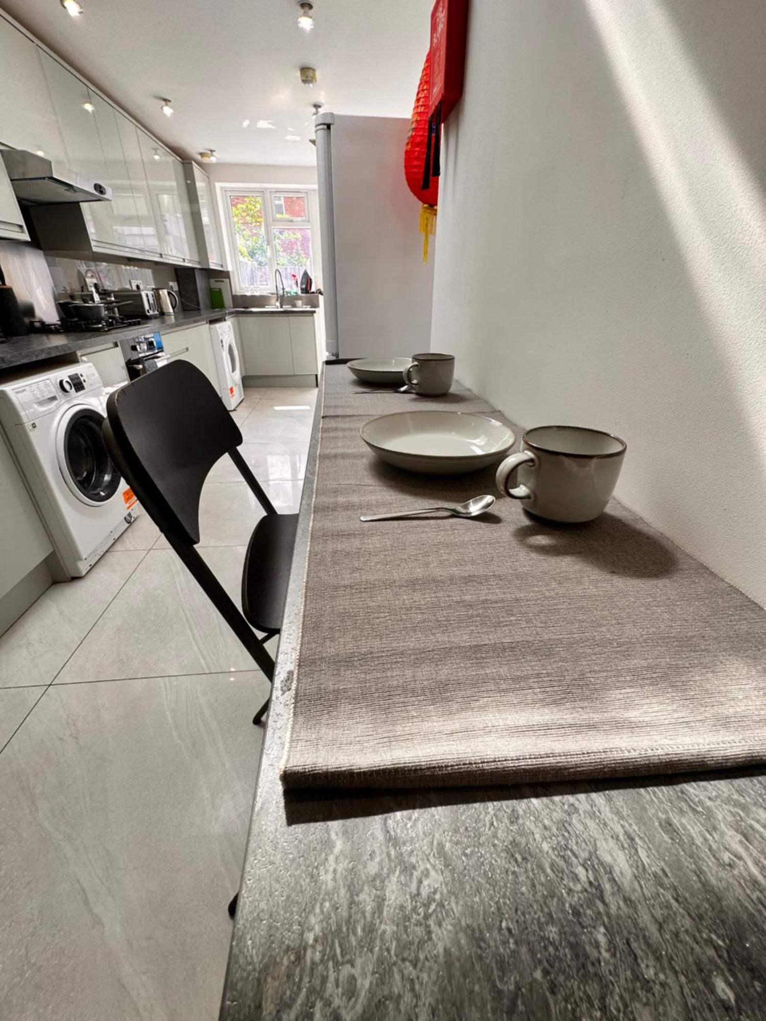 Double And Single In Bromley By Bow * Londen