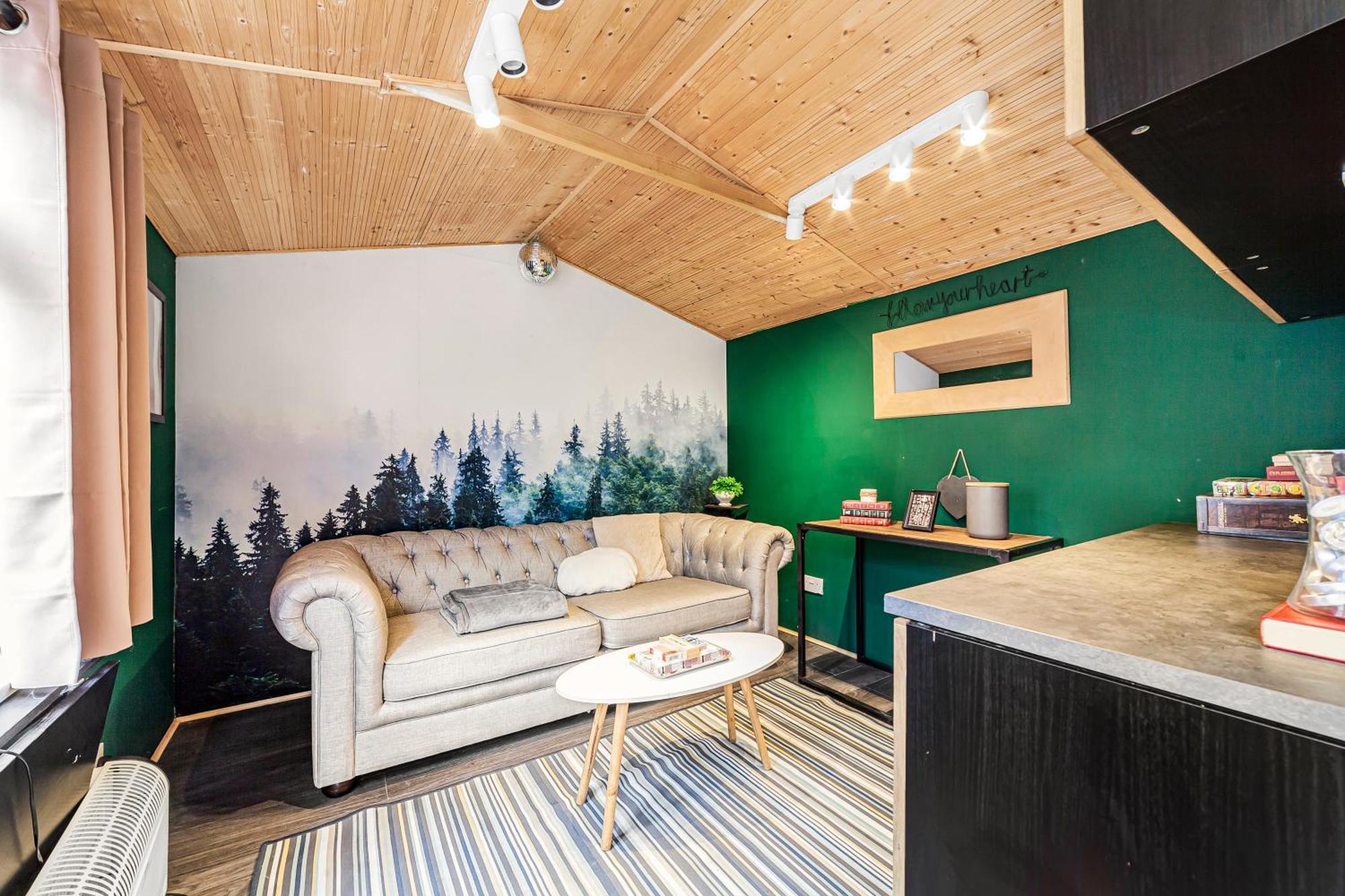 2bed Garden House W/hot Tub, Sauna & Cinema Ferienhaus *