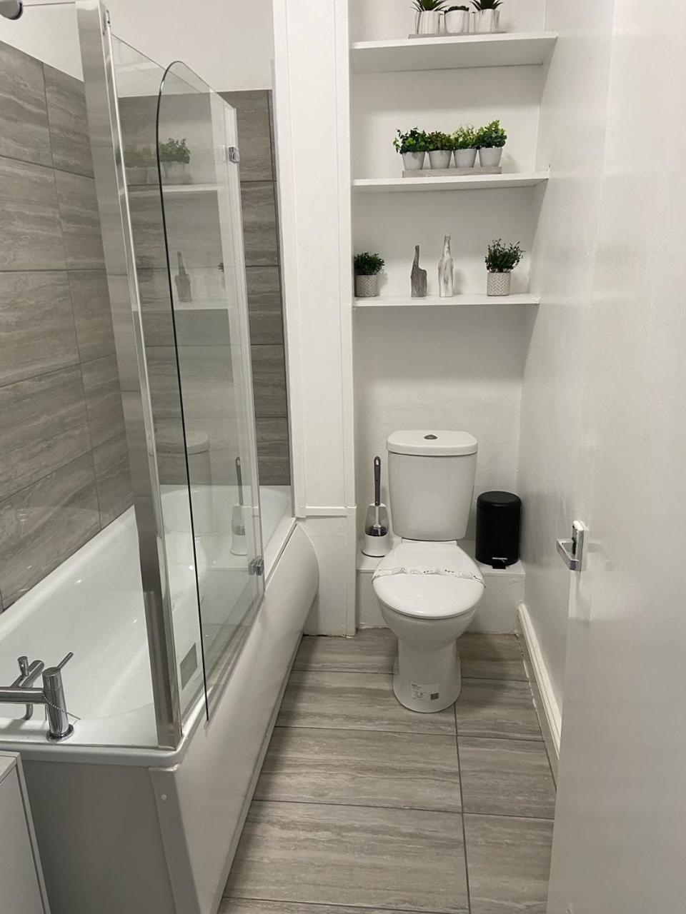 2 Bedroom Flat In Apartment