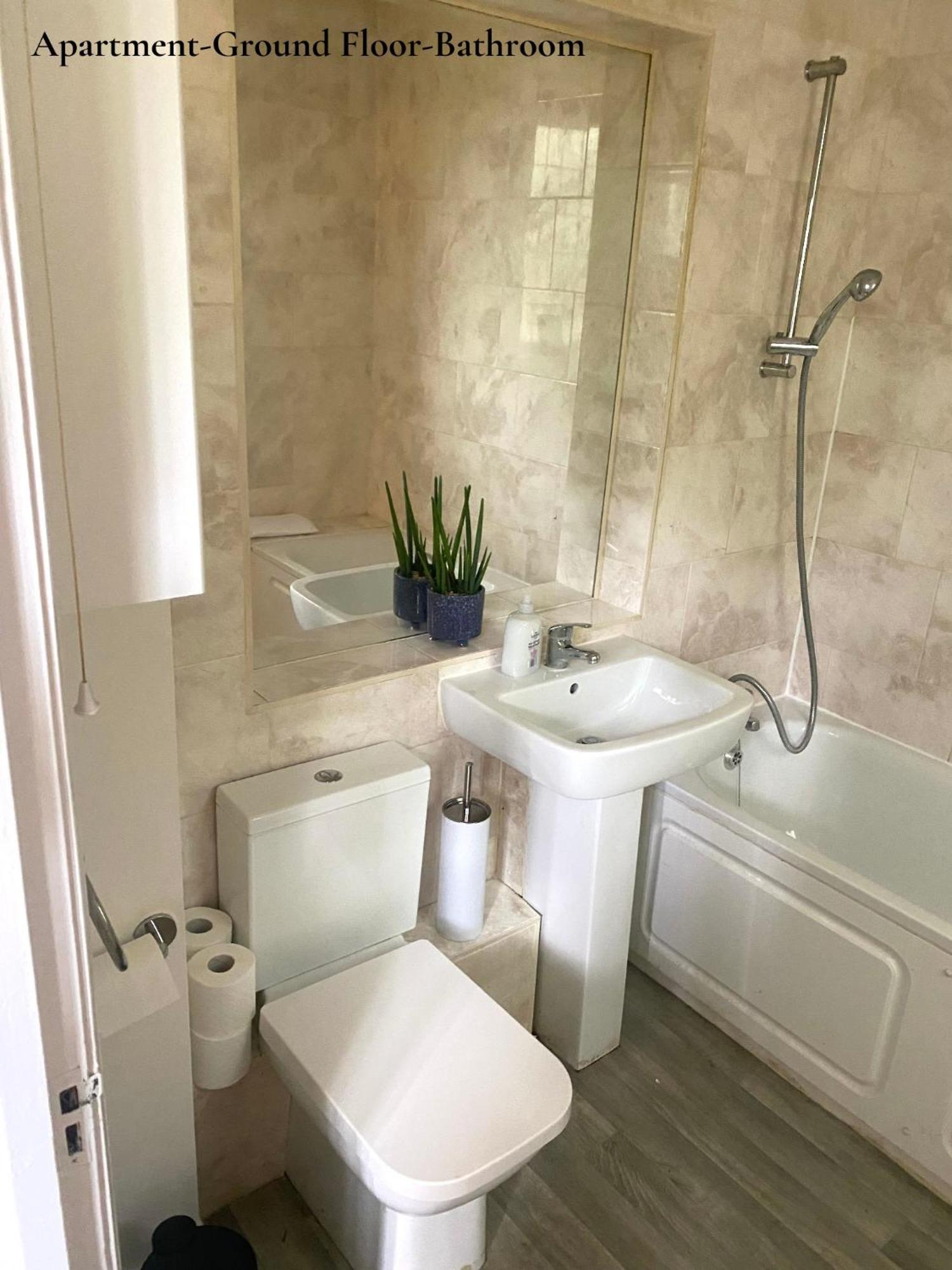 Cosy Near Hampstead Heath With Free On-site Parking & Private Gardens, Golders Green Appartement