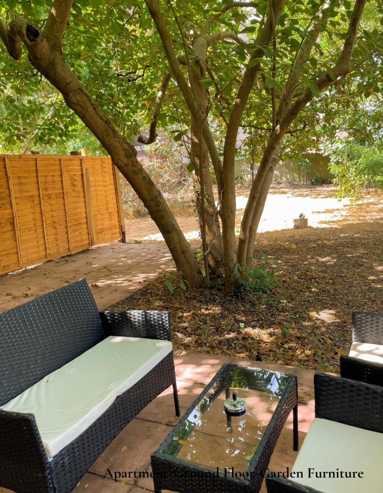 Cosy Near Hampstead Heath With Free On-site Parking & Private Gardens, Golders Green Londen