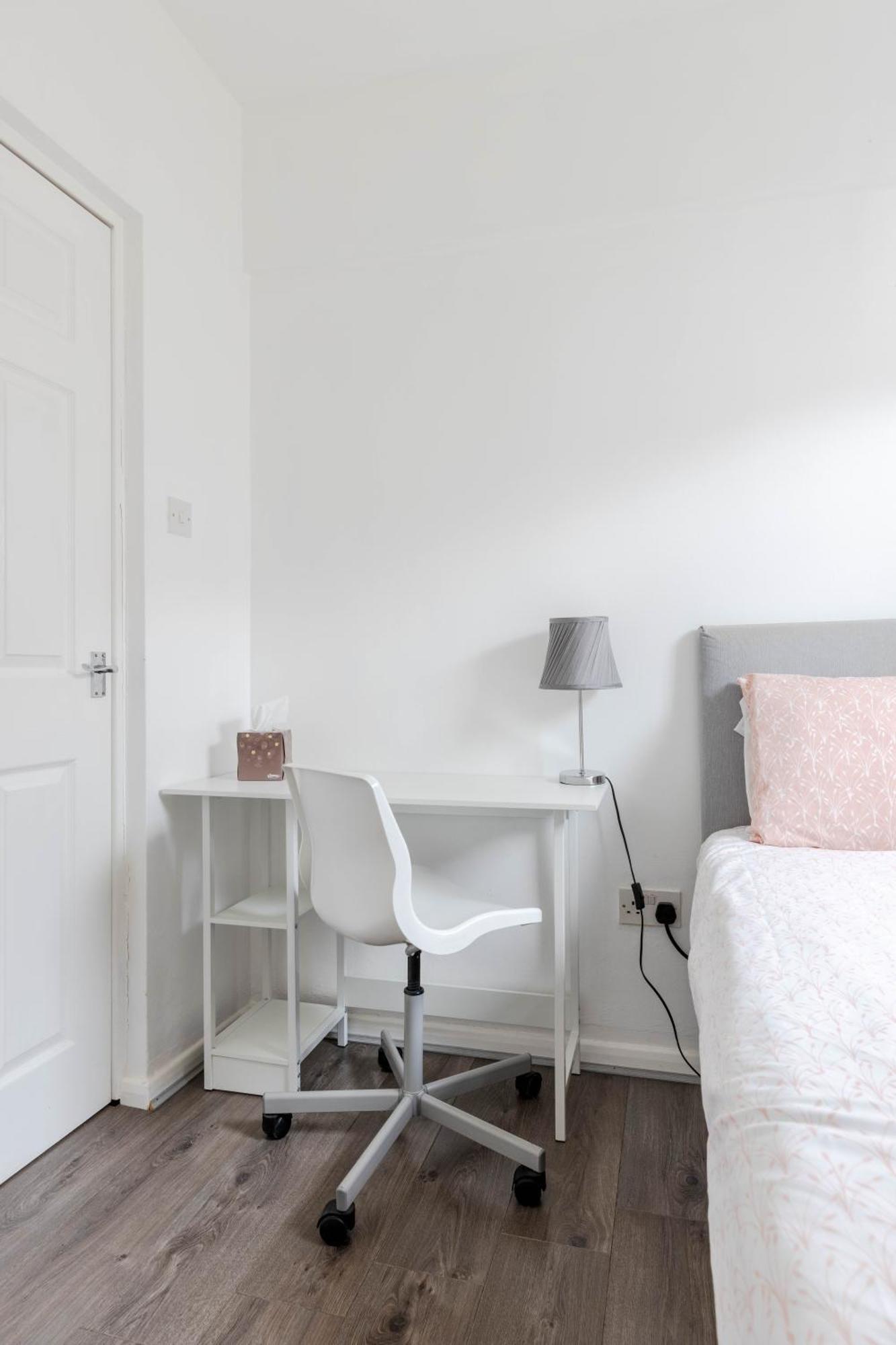 Cosy 2 Bedroom Near Wembley, Garden, Late Check In * Londen