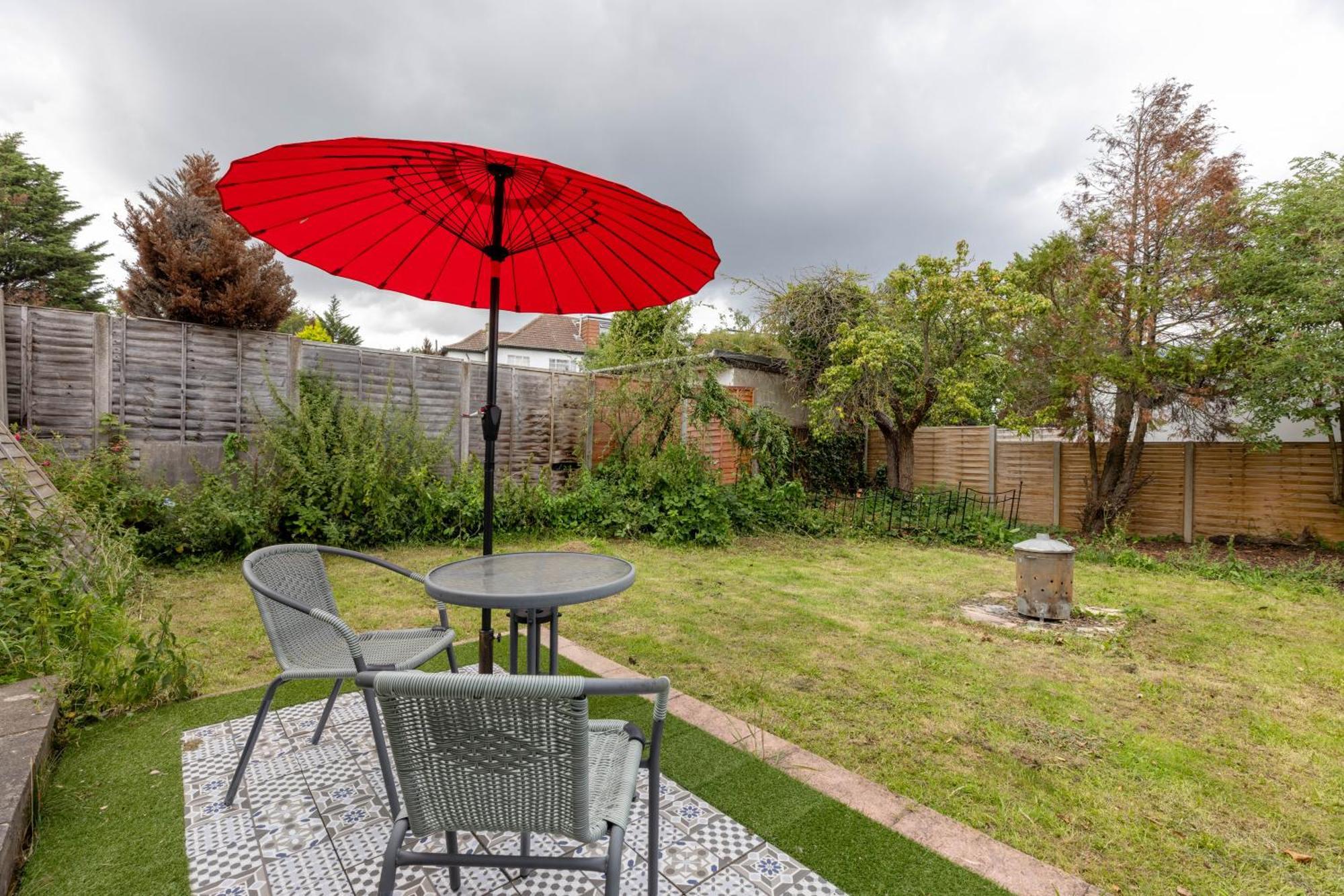 Cosy 2 Bedroom Near Wembley, Garden, Late Check In * Londen