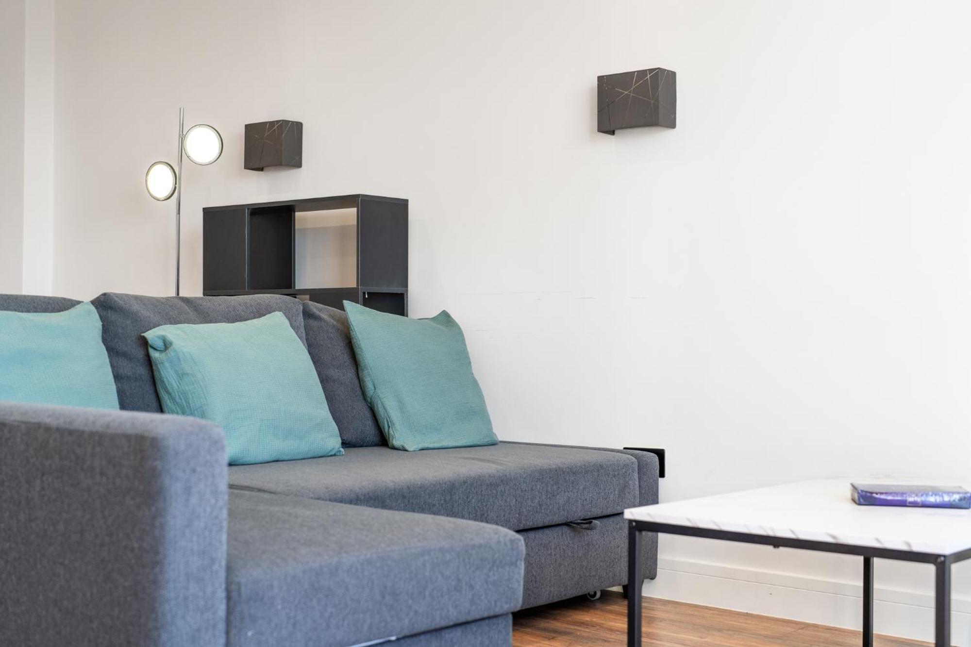 4 West Brand New Loft Apartment London