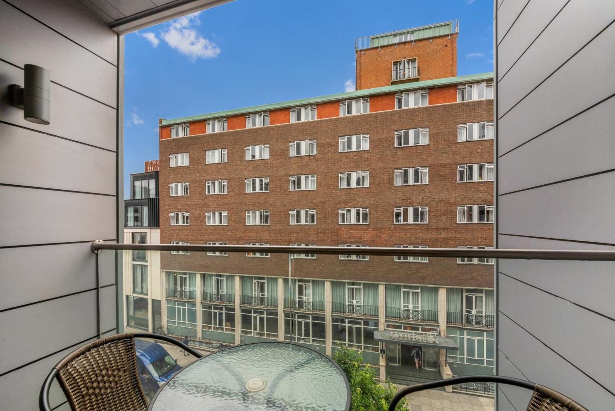 1 Bedroom Close To Tower Hill * Londen