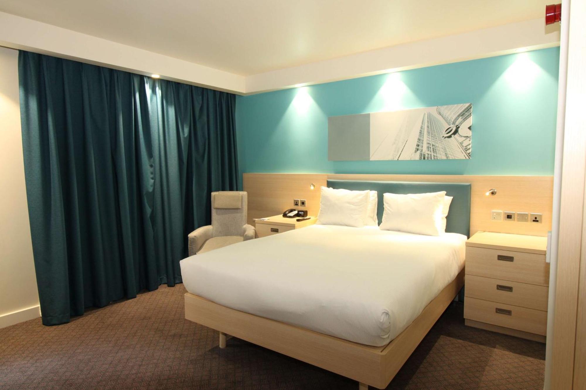 Hampton By Hilton Docklands 3*