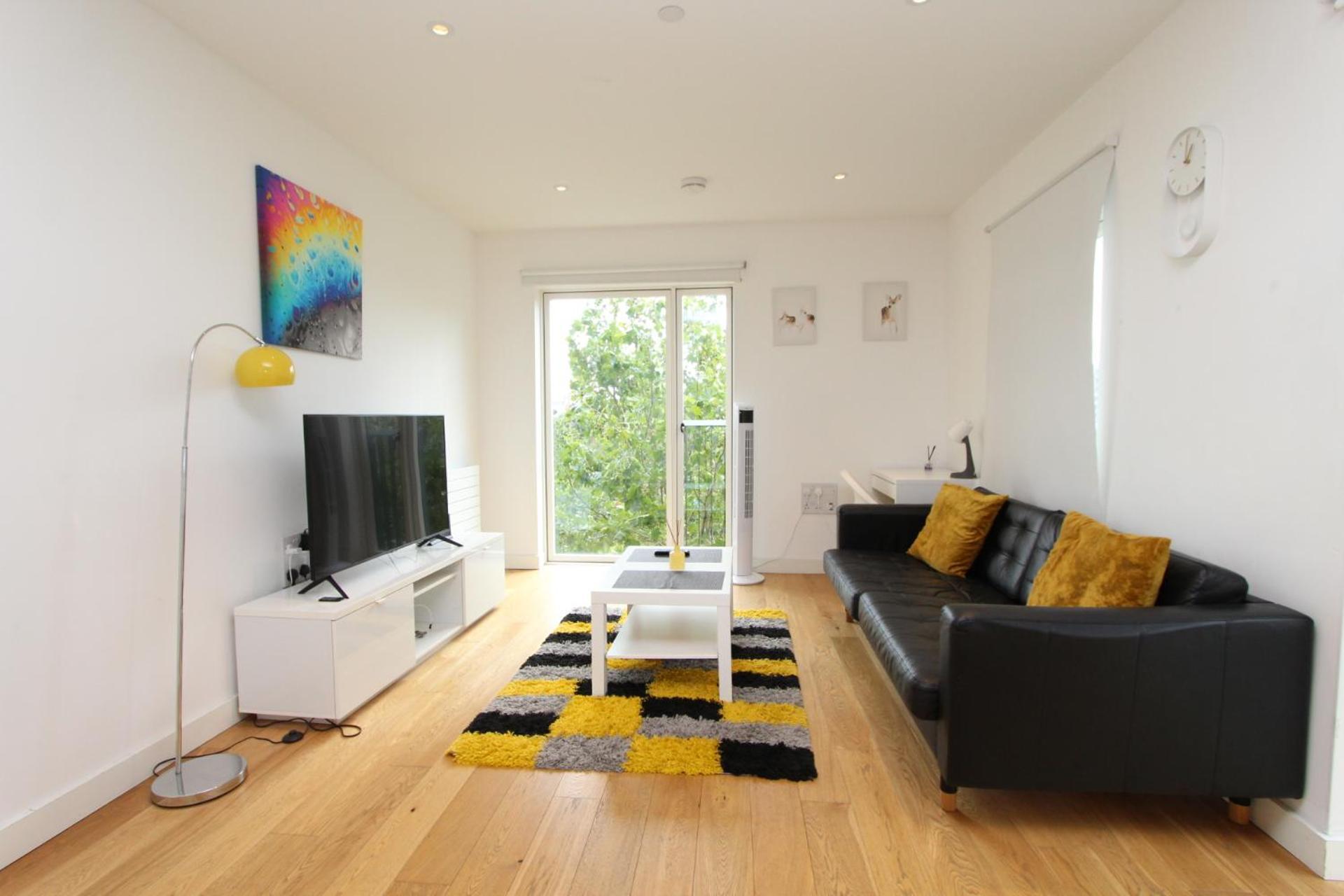 Spacious & Modern 1 Bedroom Close To Station In E16 Lägenhet *