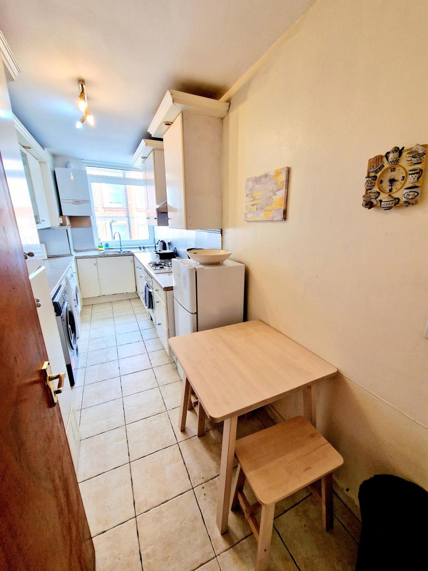 Bright & Spacious In Building With Lift, Right Next To Bayswater Station - Walk To Kensington Palace, Hyde Park, Little Venice & Notting Hill Lägenhet *