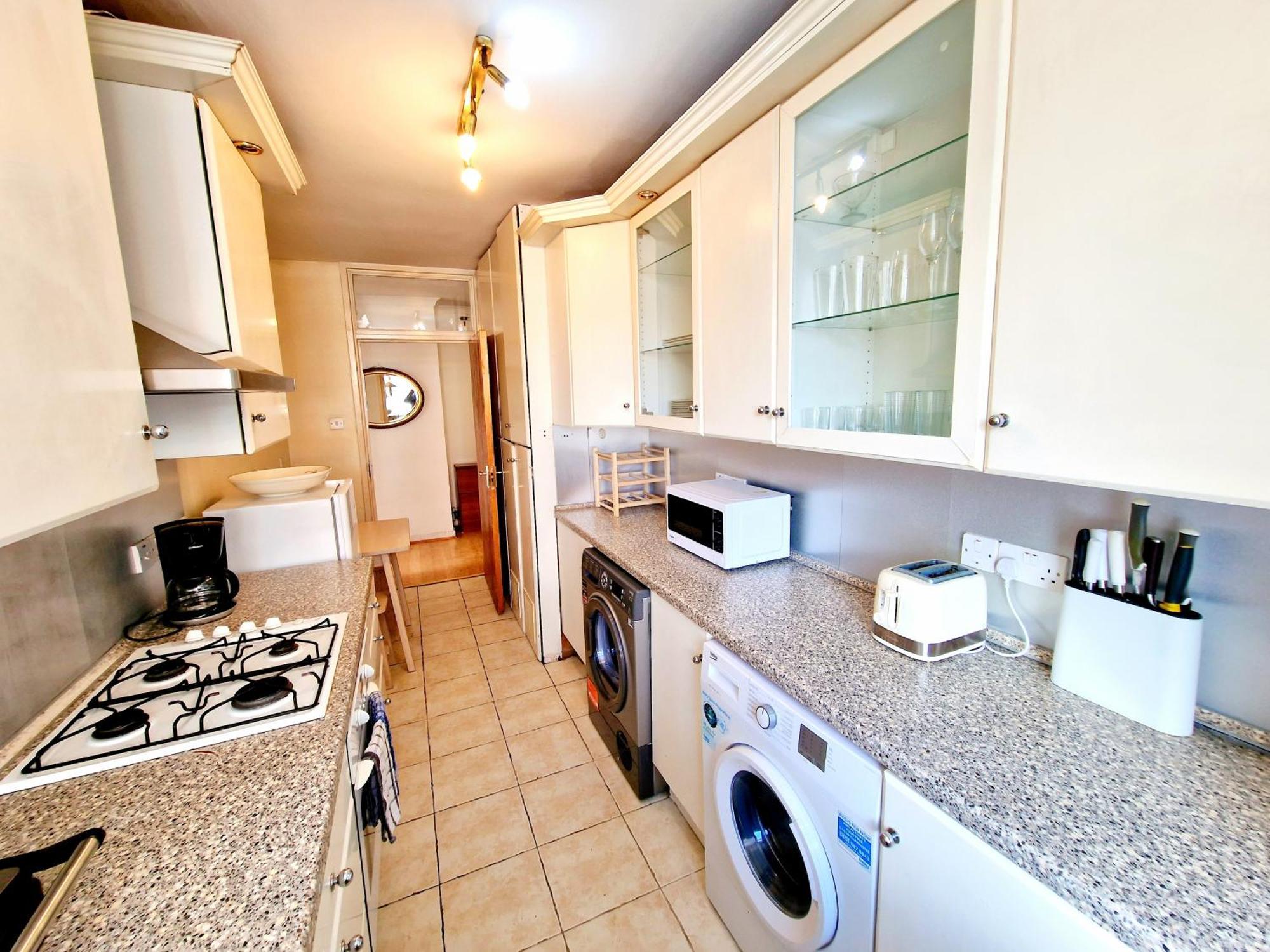 Bright & Spacious In Building With Lift, Right Next To Bayswater Station - Walk To Kensington Palace, Hyde Park, Little Venice & Notting Hill London