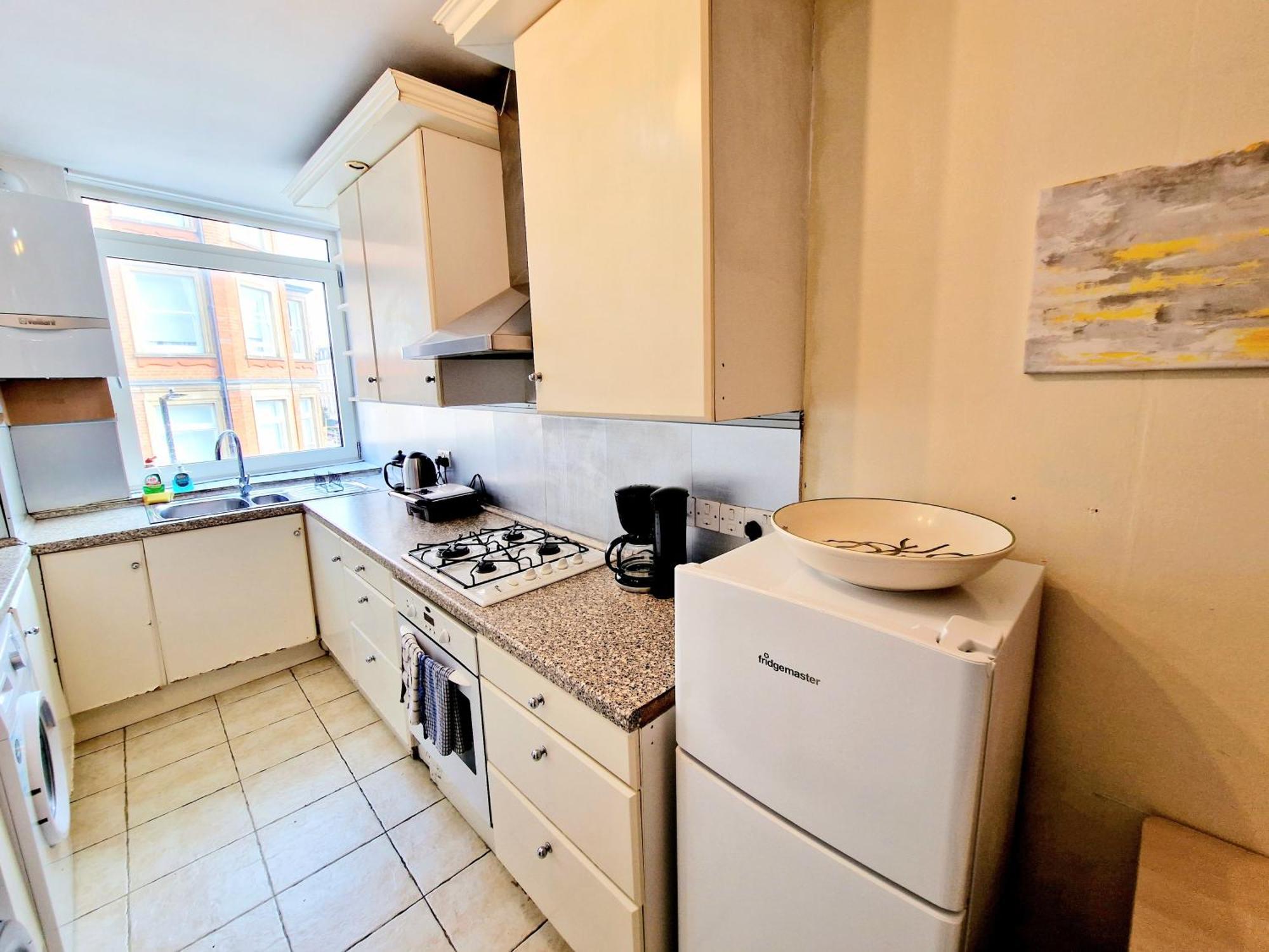 Lägenhet Bright & Spacious In Building With Lift, Right Next To Bayswater Station - Walk To Kensington Palace, Hyde Park, Little Venice & Notting Hill *