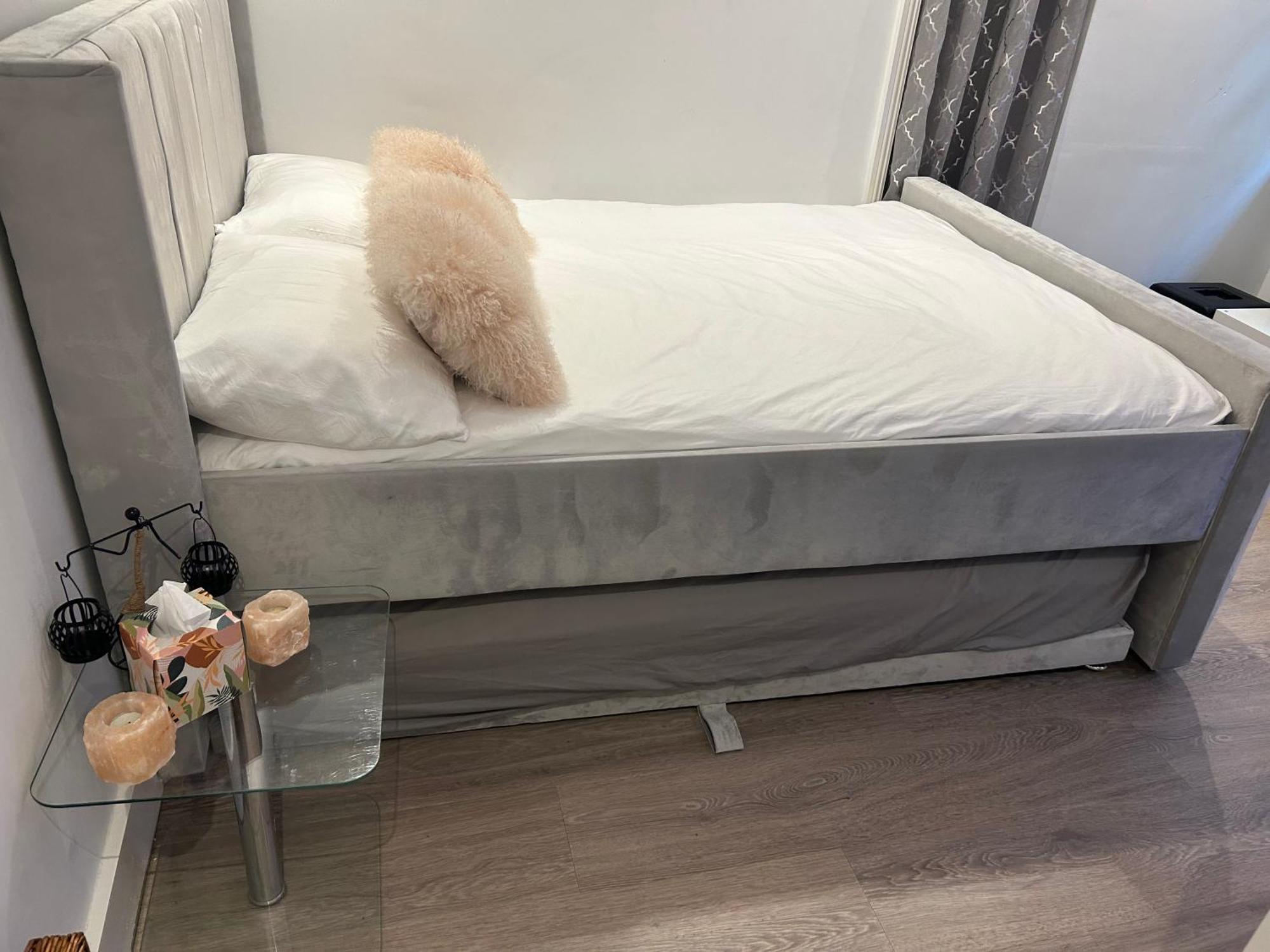 Beautiful Double In A Location Next To Various Tube Stations With Breakfast And Yoga Options Available On Site Privat bolig *