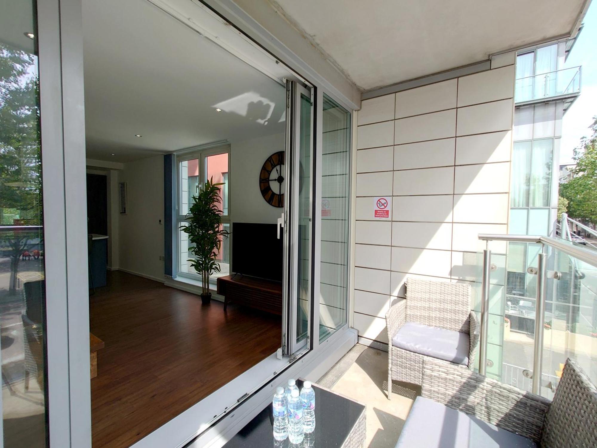 Fully Serviced Two Bed By Excel & O2