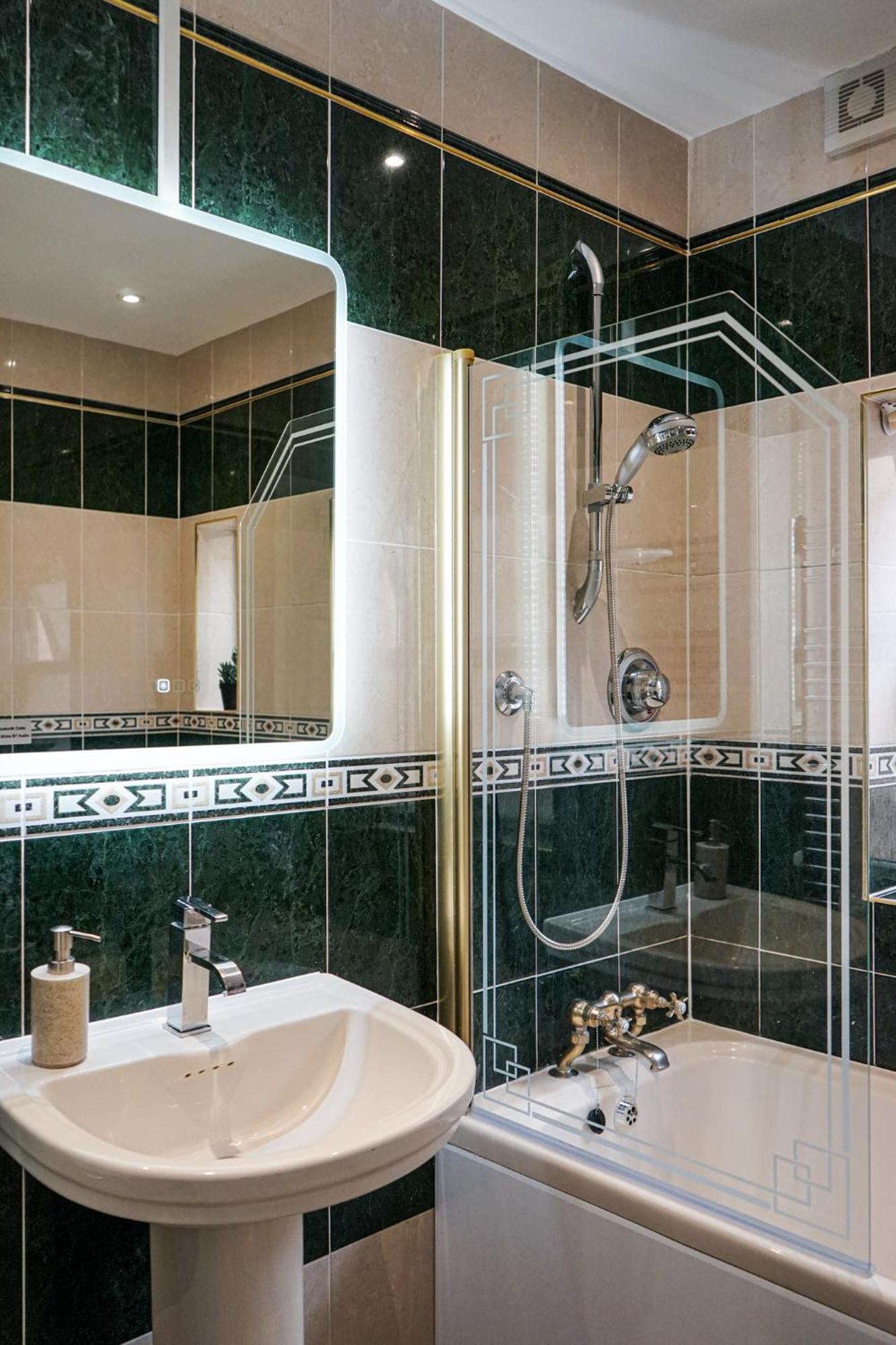 Luxury 5 Star Apartments, Parking, Garden, Near Metro Stations 10-15mins To Appartement Londen