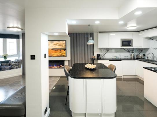 Apartment New Modern Hybrid 4 Bedroom 7 Bed 9 Guest Capacity London