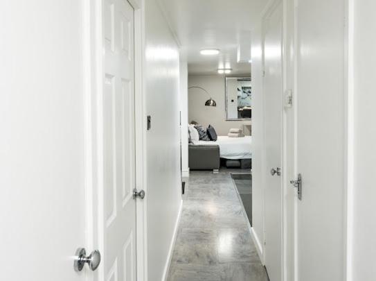 Apartment New Modern Hybrid 4 Bedroom 7 Bed 9 Guest Capacity