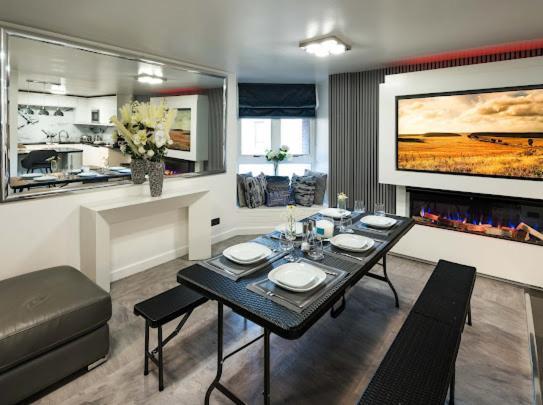 New Modern Hybrid 4 Bedroom 7 Bed 9 Guest Capacity London