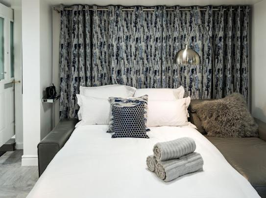 New Modern Hybrid 4 Bedroom 7 Bed 9 Guest Capacity Apartment *