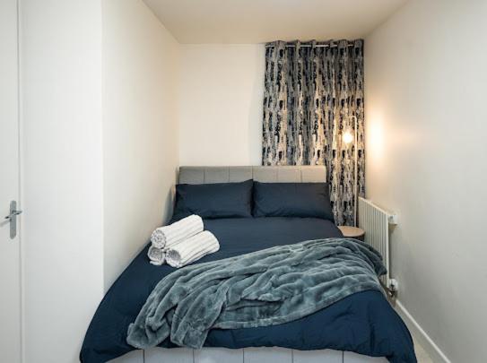 Apartment New Modern Hybrid 4 Bedroom 7 Bed 9 Guest Capacity *
