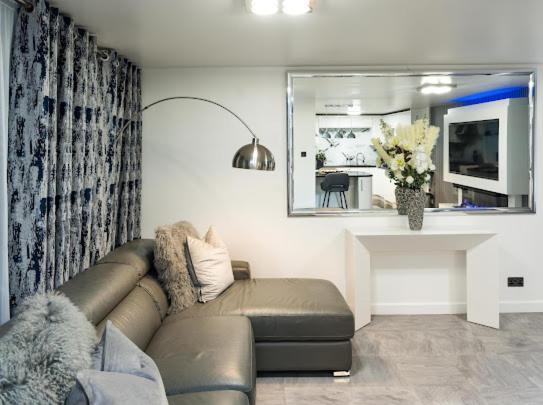 Apartment New Modern Hybrid 4 Bedroom 7 Bed 9 Guest Capacity London