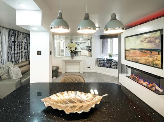 Apartment New Modern Hybrid 4 Bedroom 7 Bed 9 Guest Capacity London