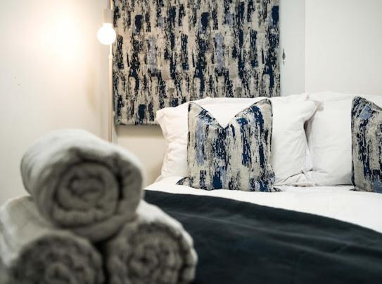 New Modern Hybrid 4 Bedroom 7 Bed 9 Guest Capacity * London