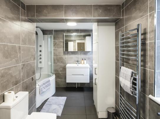 New Modern Hybrid 4 Bedroom 7 Bed 9 Guest Capacity Apartment