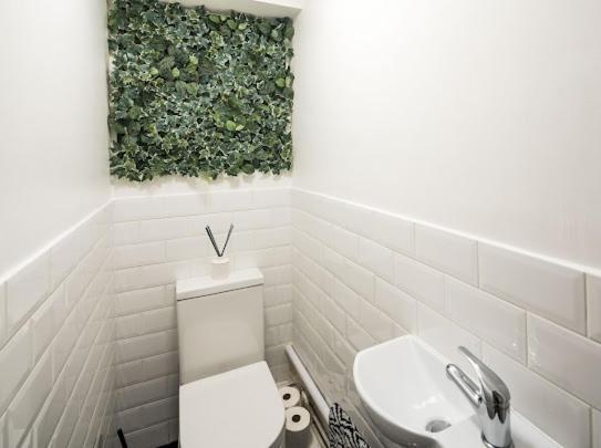 Apartment New Modern Hybrid 4 Bedroom 7 Bed 9 Guest Capacity *