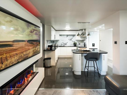 New Modern Hybrid 4 Bedroom 7 Bed 9 Guest Capacity Apartment *