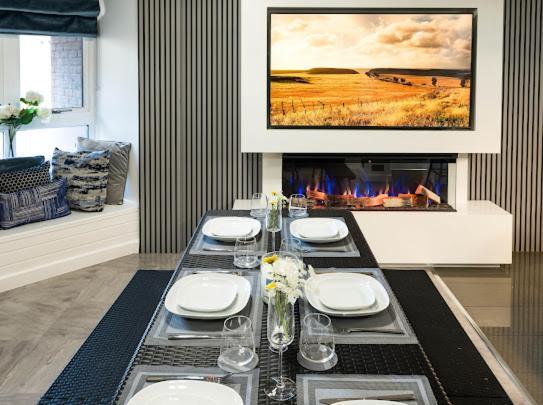 New Modern Hybrid 4 Bedroom 7 Bed 9 Guest Capacity Apartment