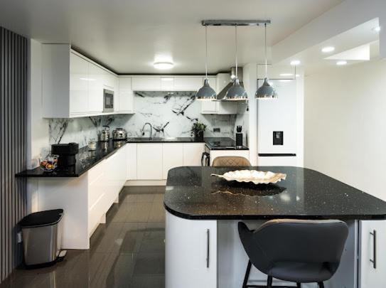 Apartment New Modern Hybrid 4 Bedroom 7 Bed 9 Guest Capacity *