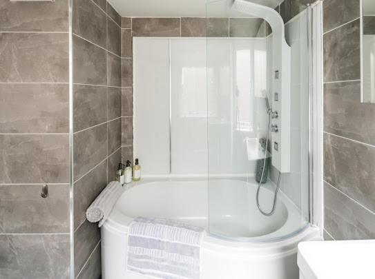 New Modern Hybrid 4 Bedroom 7 Bed 9 Guest Capacity Apartment *