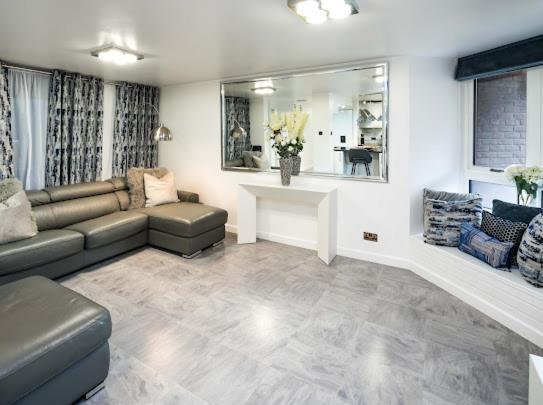 Apartment New Modern Hybrid 4 Bedroom 7 Bed 9 Guest Capacity
