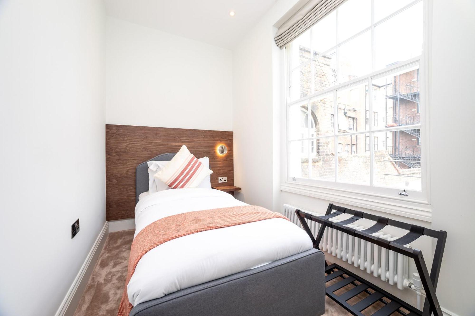 Lägenhet 3 Bedroom Flat With Terrace In London