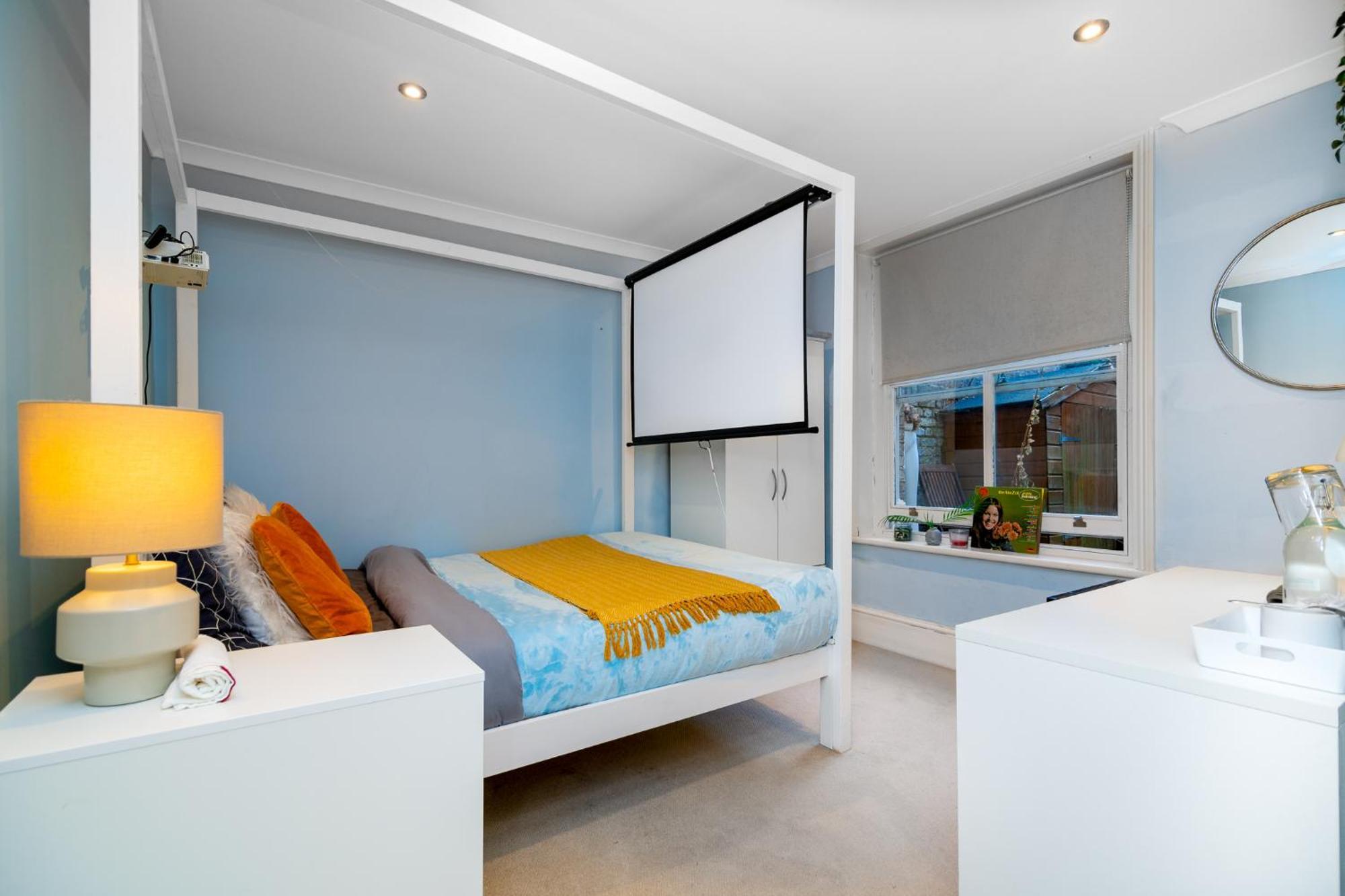 Double W/projector & Garden Hot Tub Londra