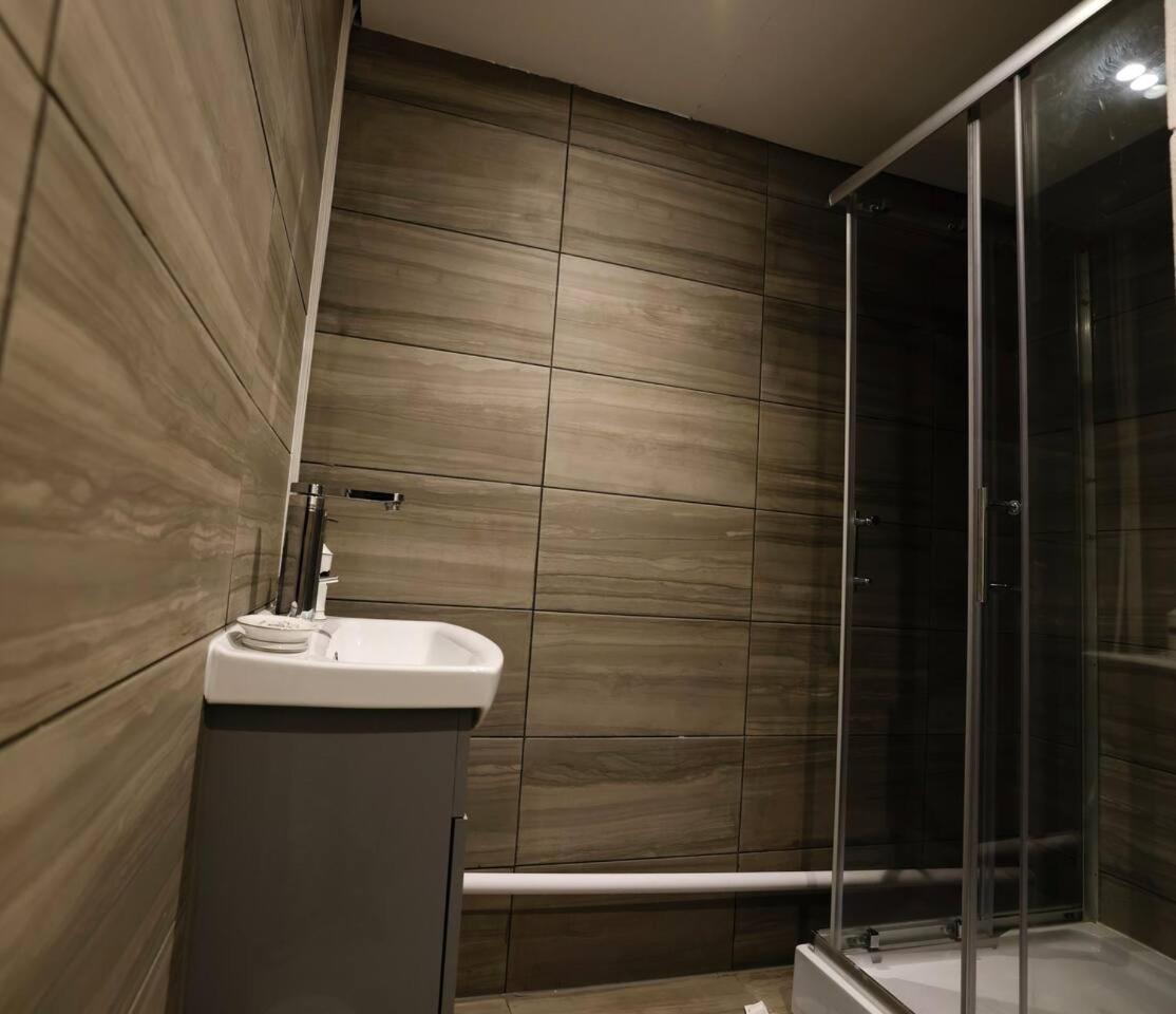 Lejlighed 3 Bedroomflat-free Parking-wifi-parking-8people London