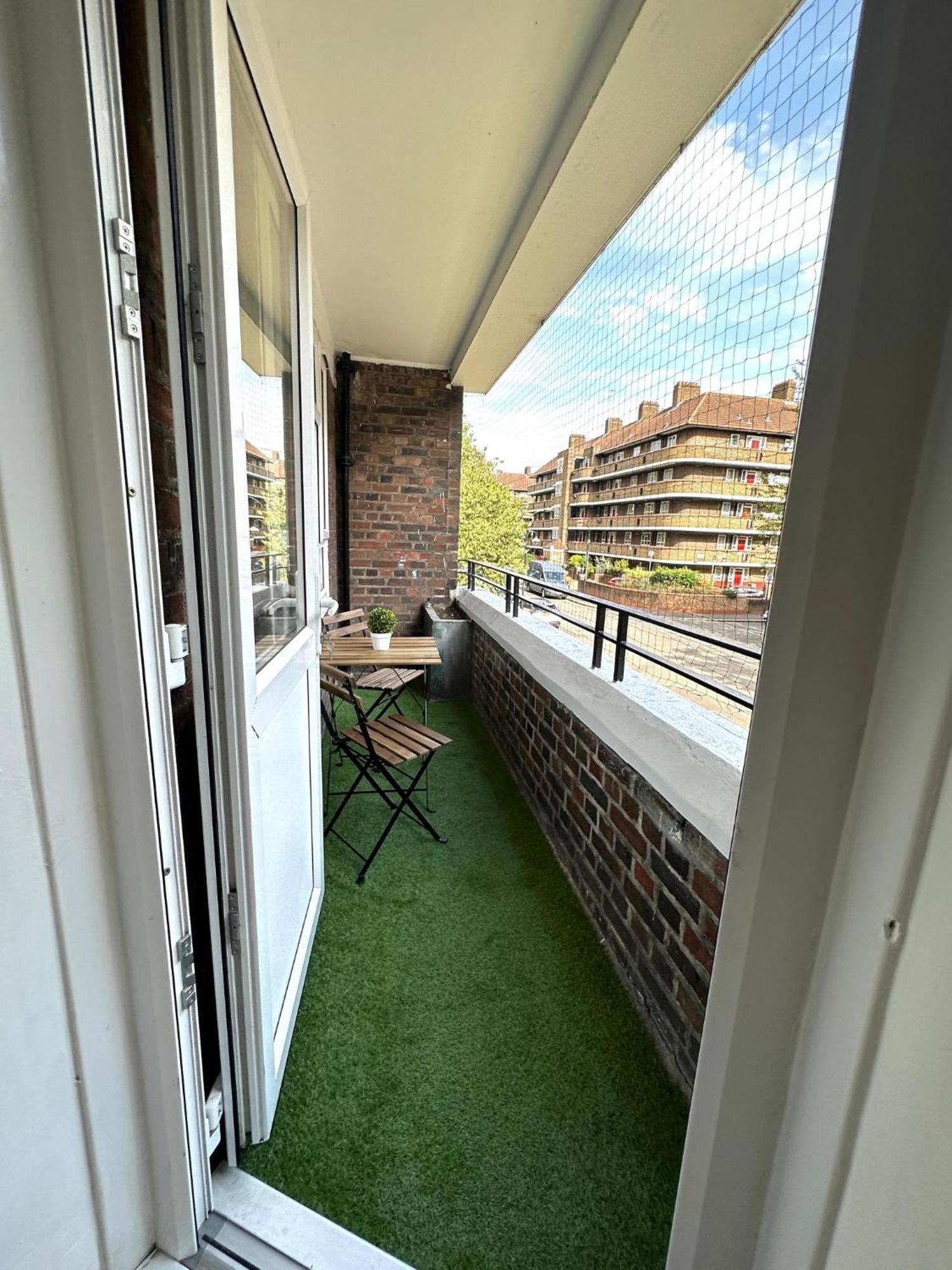 Appartement Charming 2-bed Flat With Balcony Close To White Westfield Londen