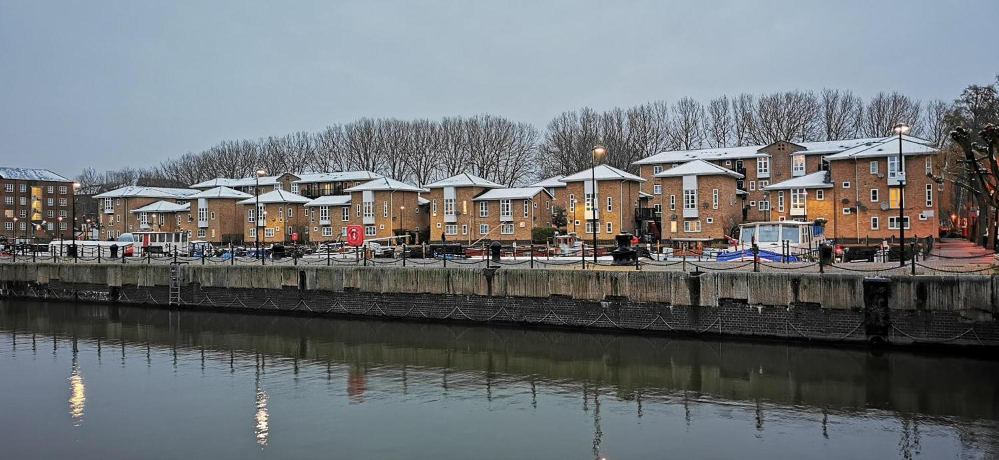Appartement Riverside 3br With Easy Transport 20mins To Centre Londen