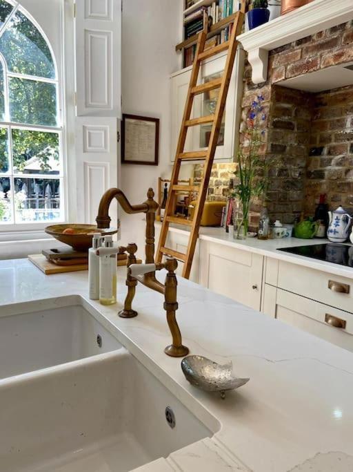 Holiday home Gorgeous Grade Ii Listed Georgian House - Leafy Square Views - *