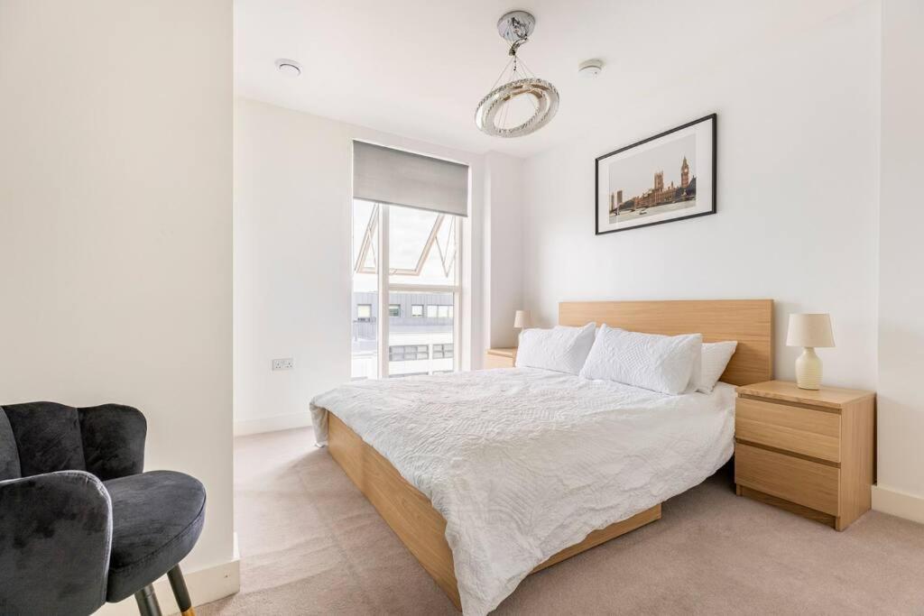 Stylish & Comfortable Top-floor Flat In Harrow Apartment