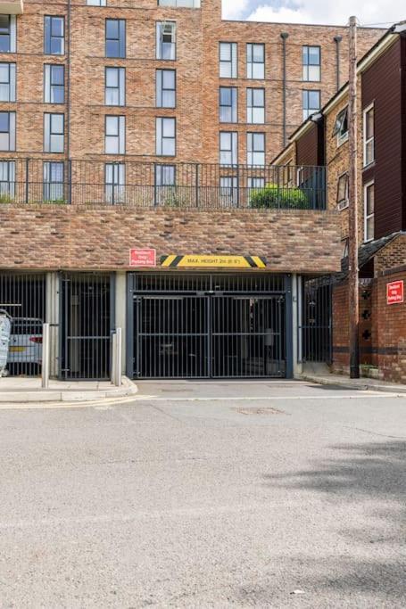 Stylish & Comfortable Top-floor Flat In Harrow Apartment *