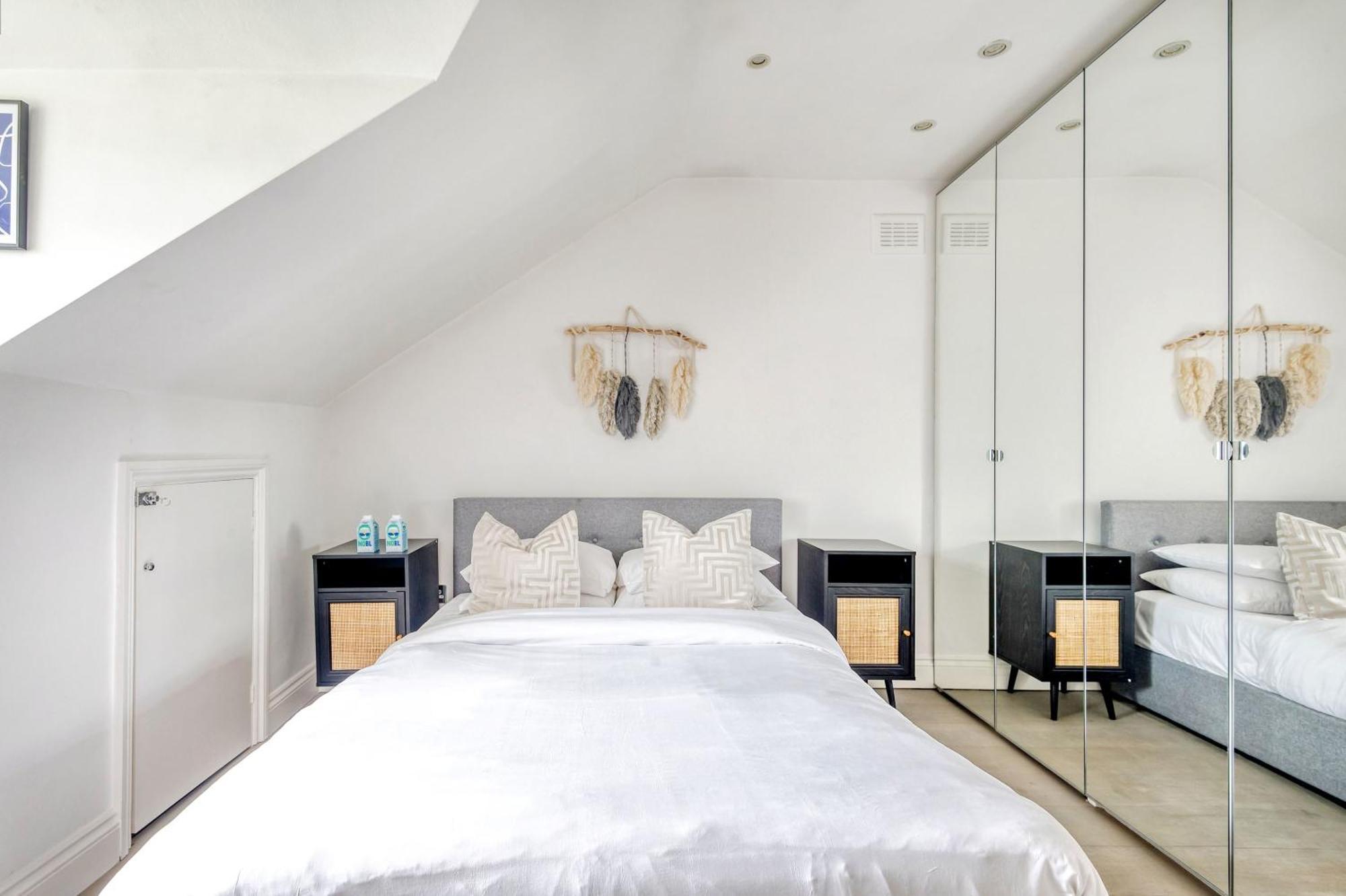 The Luxury 'treehouse' - One Bed Little Venice * Londra