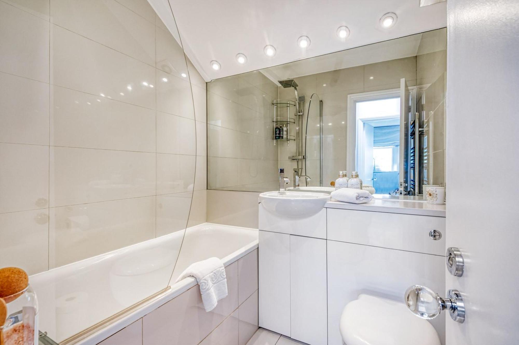 The Luxury 'treehouse' - One Bed Little Venice * Londra