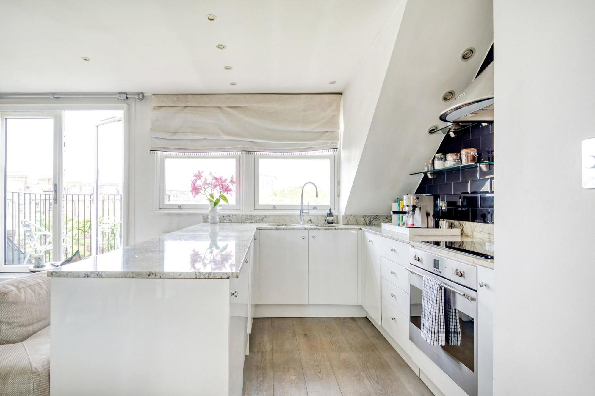 The Luxury 'treehouse' - One Bed Little Venice Londra