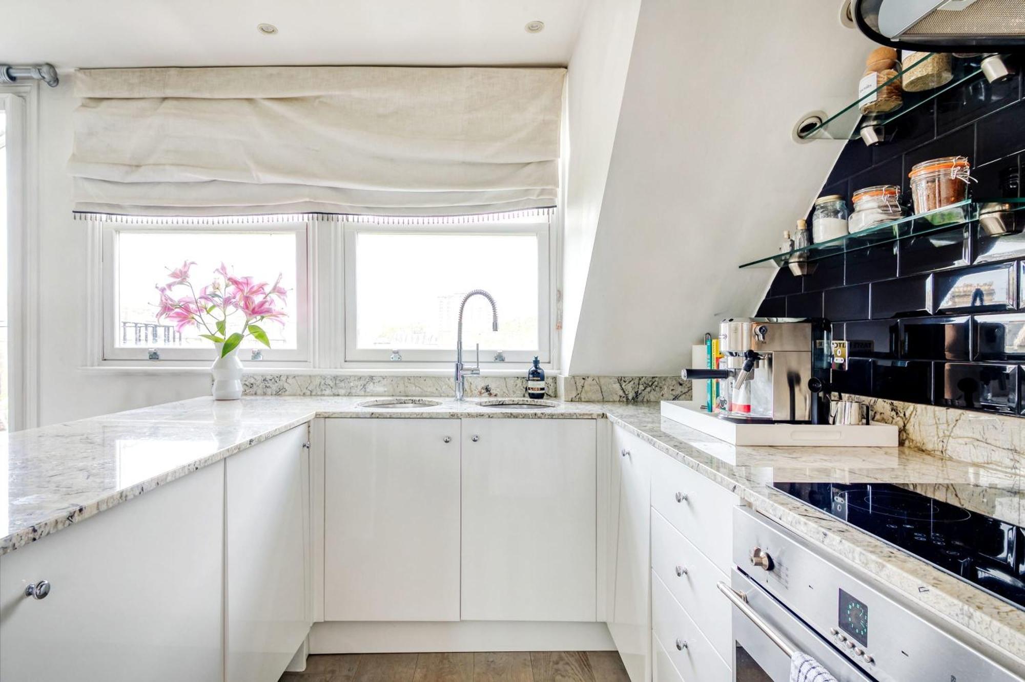 The Luxury 'treehouse' - One Bed Little Venice Londra