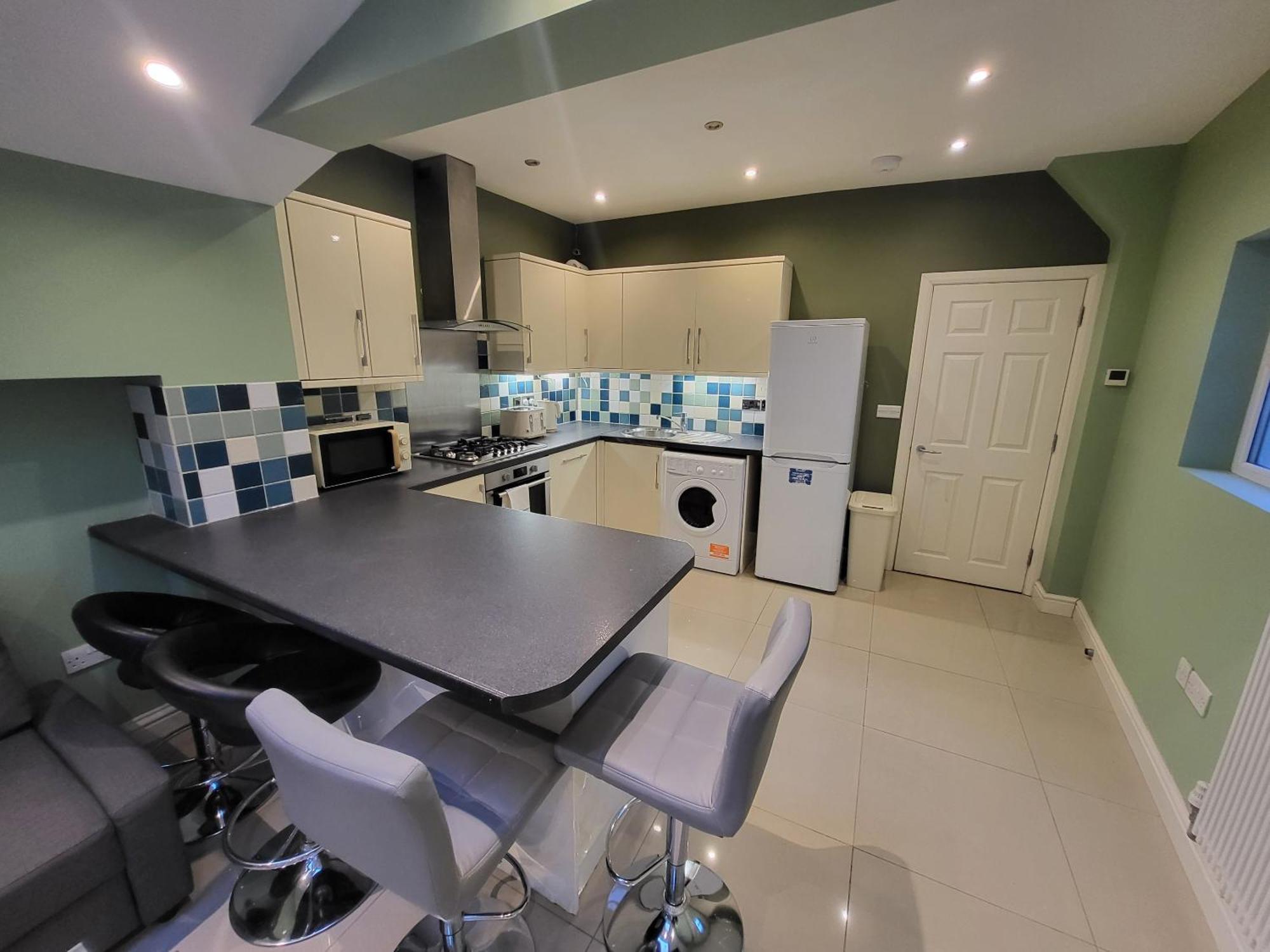 Large 4 Bedroom House In Lejlighed