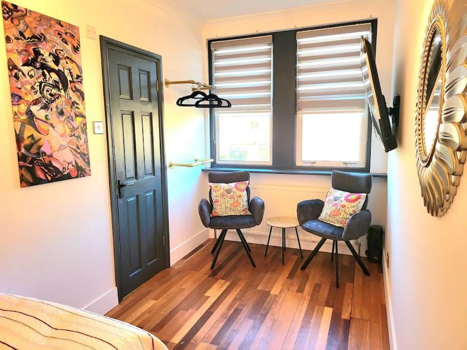 Ferienhaus Spacious Six Bedrooms House By Sensational Short Lets & Serviced With 13 Beds, Free Parking, Free Wi-fi & Balcony London