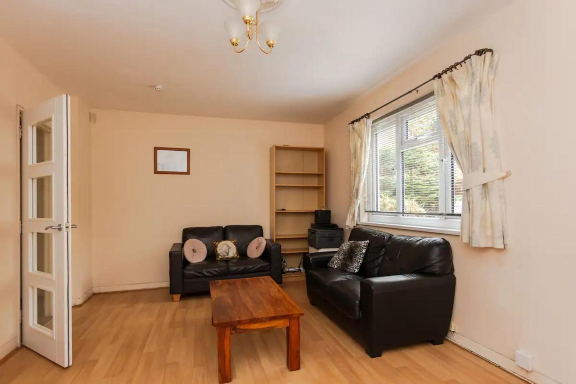 Homely 3 Bedroom House With A Garden Feriehus London