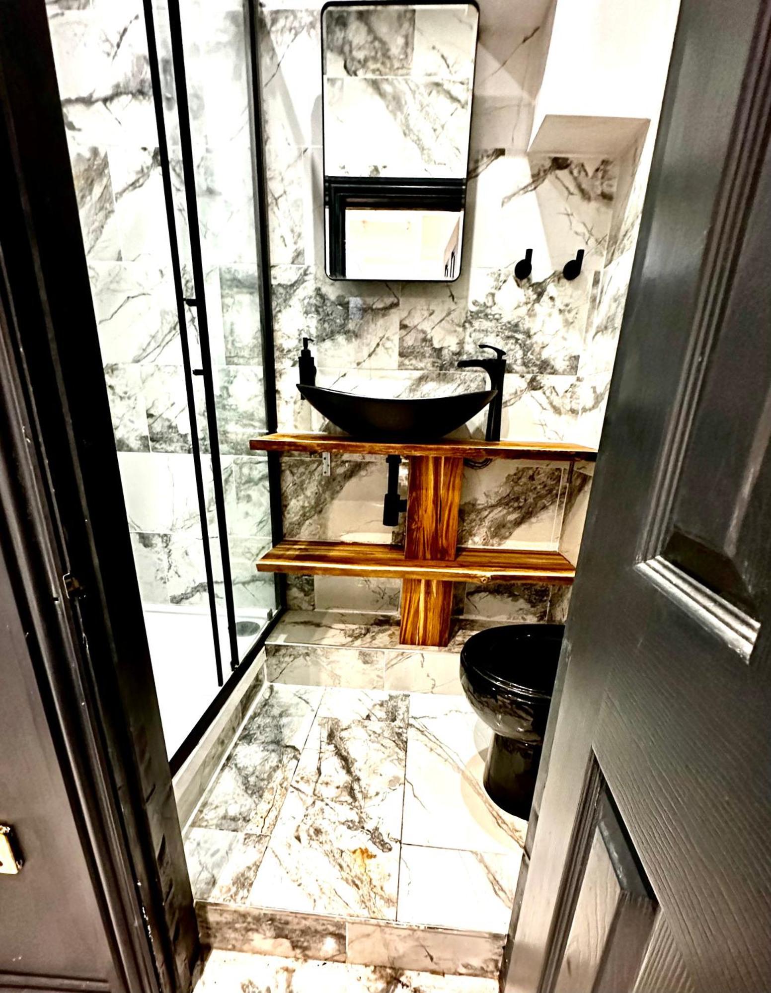 Duke And Duchess And - Private In Hot Tub Aparthotel London