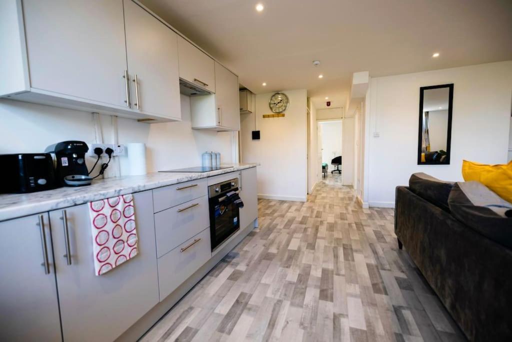 2 Bedrooms -parking-very Spacious-wifi Appartement Londen