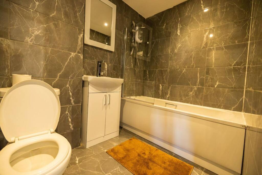2 Bedrooms -parking-very Spacious-wifi Londen